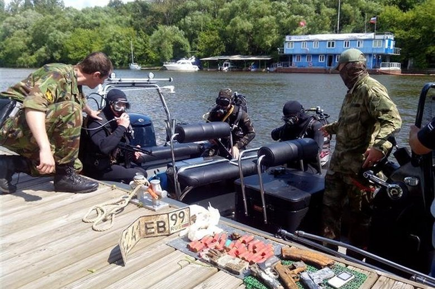 Пловцы Росгвардии обнаружили в Москве-реке боевой арсенал