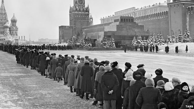 В Москве задержаны двое окропивших водой мавзолей Ленина