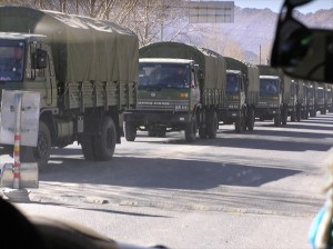 Срочно! Только что в Луганске прошла колонна военных грузовиков на Станицу Луганскую