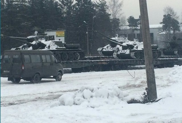 Под Петербургом во время визита Путина начали грузить танки для отправки в Украину