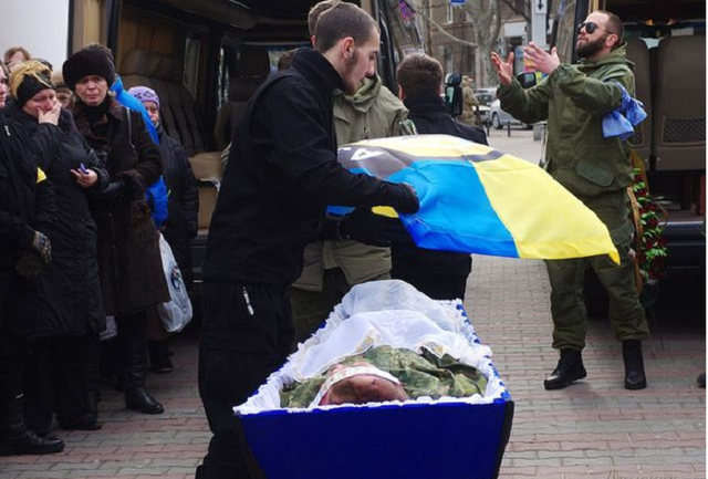 Во время похорон мать показала изуродованное кадыровцами лицо погибшего сына. 18+