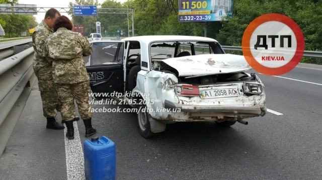 ДТП в Киеве: на проспекте Глушкова фура Volvo отправила старенький ВАЗ с военными из Белой Церкви в отбойник. Пострадала женщина. Огромная пробка