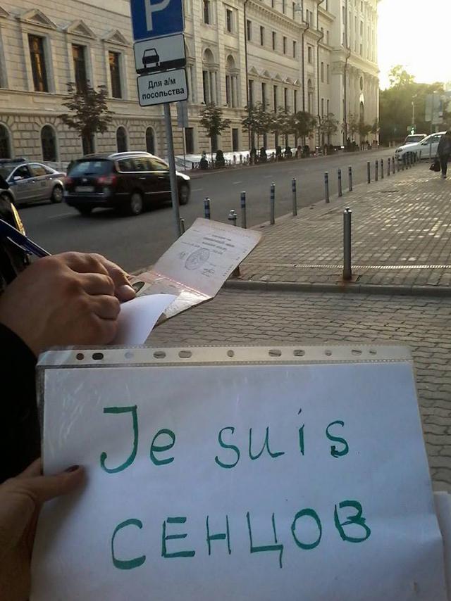 "Je suis Сенцов", - российская певица Конькова вышла на протест под Верховный суд РФ против приговора Сенцову. ФОТО дня в РФ