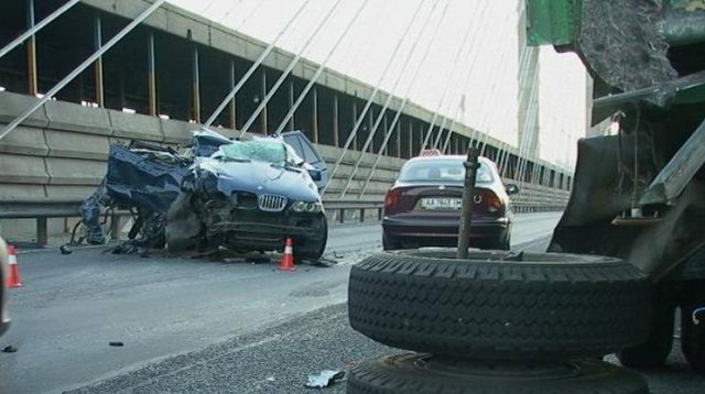 В Киеве BMW разорвало на части от столкновения с военным КрАЗом