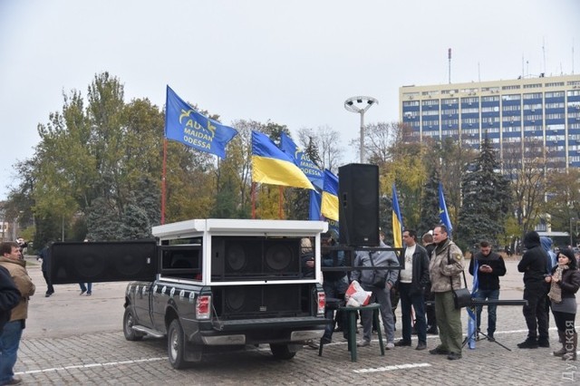 Потасовка на Куликовом поле: проукраинские активисты сожгли плакат с надписью «Одесская Хатынь»