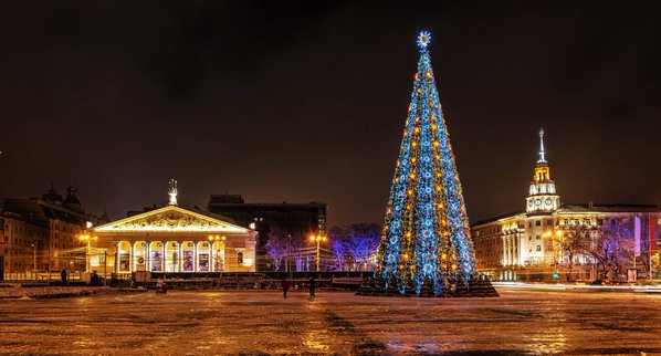 Главная елка российского города порадовала украинской расцветкой