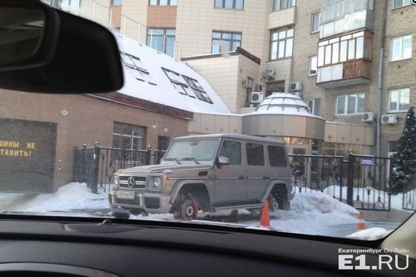 В Екатеринбурге с Mercedes Gelandewagen барда Новикова сняли все четыре колеса