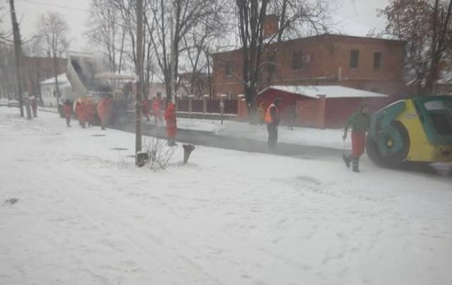 В Полтаве укладывают новый асфальт поверх снега