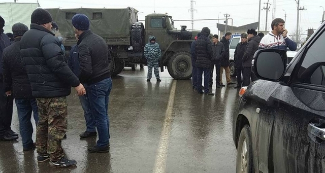 В Дагестане автопробег, в поддержку Путина, Кадырова и Муртазалиева блокируется силами МВД