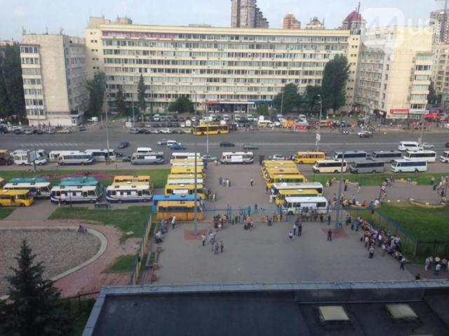 В Киеве транспортники митингуют против скандального губернатора-коррупционера Мельничука