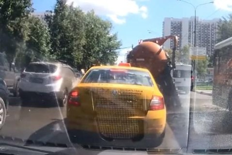 Автомобиль с фекалиями взорвался на одной из улиц Москвы