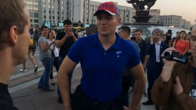 «Ты кому присягу давал мразь, Путину?» Разозленная толпа в центре Минска налетела на полицейского в кепке России