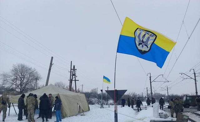 На Донбассе заблокировали новый участок железной дороги