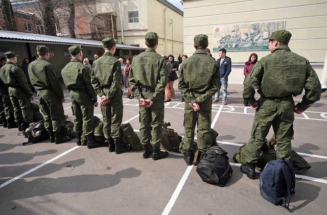 Российским призывникам хотят рассылать электронные повестки