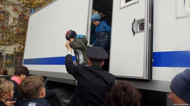 В Севастополе детям дали посидеть в автозаке в честь российского дня МВД