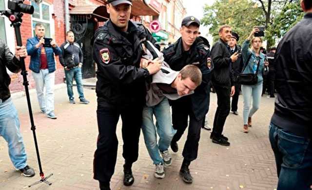 В московской полиции проверят факт применения силы к подростку на марше в поддержку Голунова