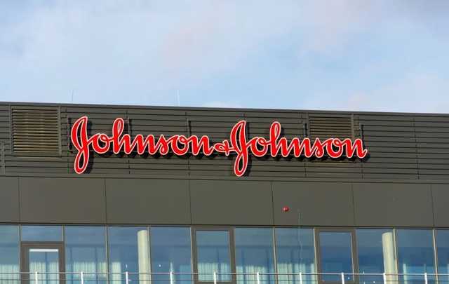 Johnson & Johnson обязали выплатить 8 млрд долл. мужчине, у которого выросла грудь из-за препарата