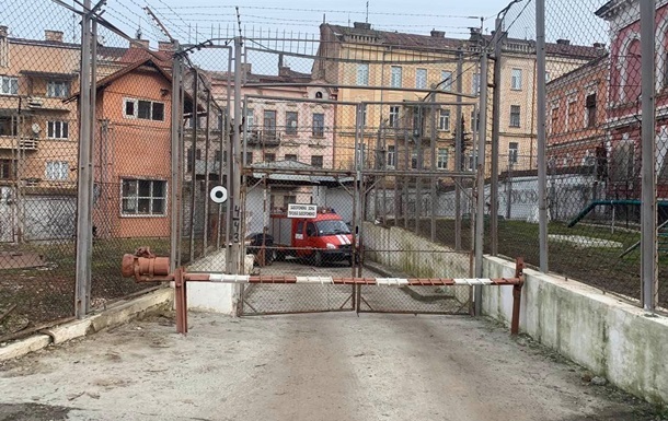 В Черновцах заключенные перерезали себе вены в СИЗО: детали кровавого бунта