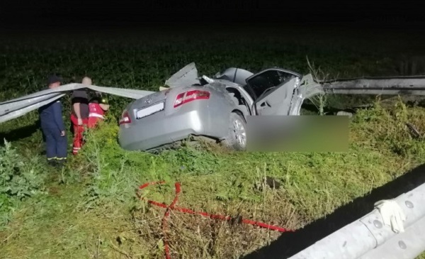 В Донецкой области водитель авто сбил отбойник - два человека погибли, один пострадал