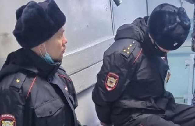 В Екатеринбурге задержали парней в полицейской форме: они делали «закладки» с наркотиками