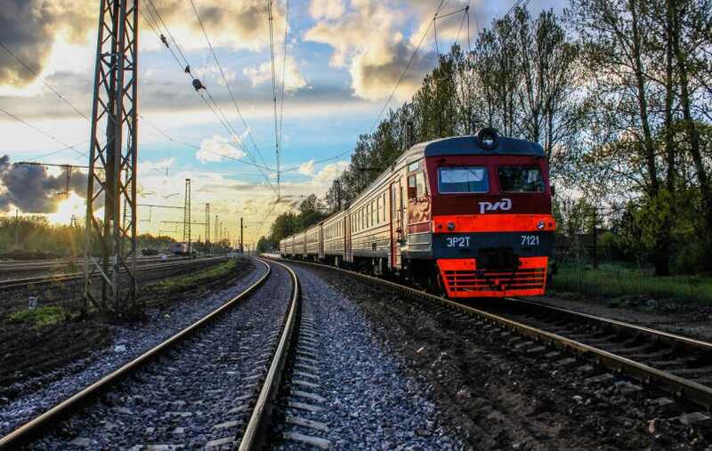 Поезда на 2 часа задержали из-за поджога на железной дороге в Уфе