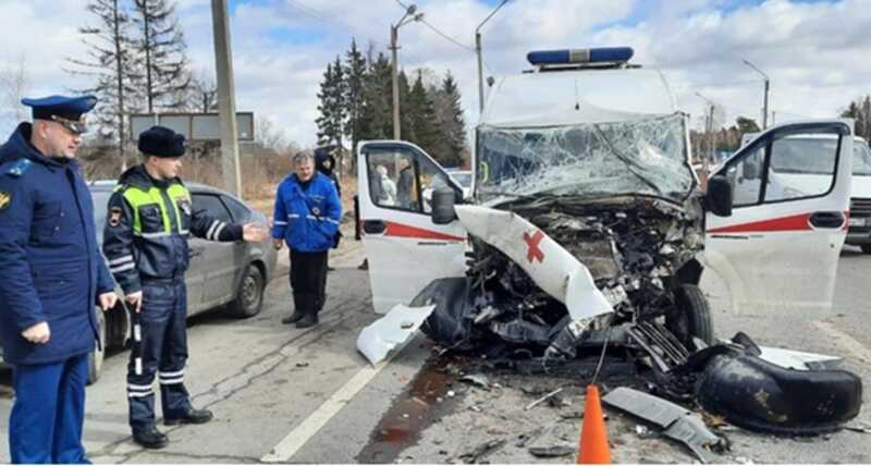 В Ярославской области пострадавший в автокатастрофе угнал скорую помощь и столкнулся с бензовозом