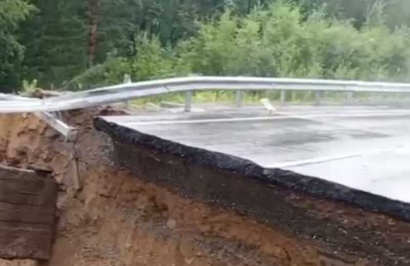 В Бурятии частично обрушился мост через реку Большой Зангисан