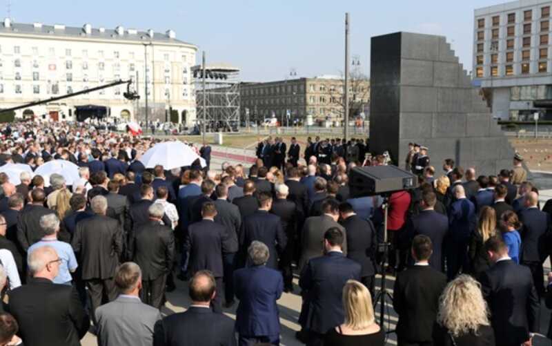 Мужчина с польским флагом поднялся на памятник в Варшаве и угрожал взорвать себя