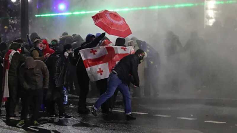 Появились новые видео с протестов в Тбилиси этой ночью