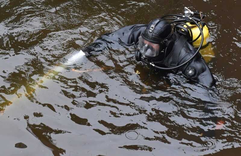 В Санкт-Петербурге водолазы подняли машину с телом погибшей девушки