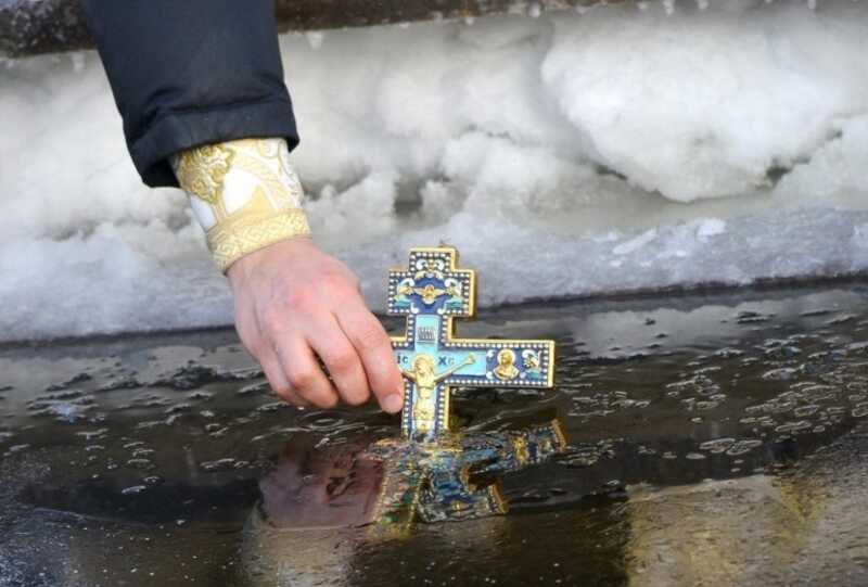 В Анапе прошли крещенские купания, несмотря на загрязнение мазутом