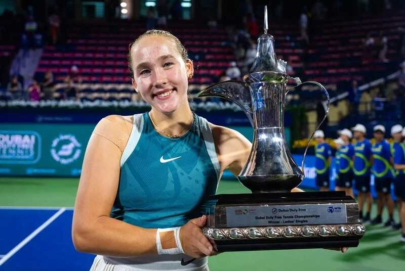 Теннисистка Мирра Андреева поставила рекорд, выиграв турнир WTA 1000 в 17 лет