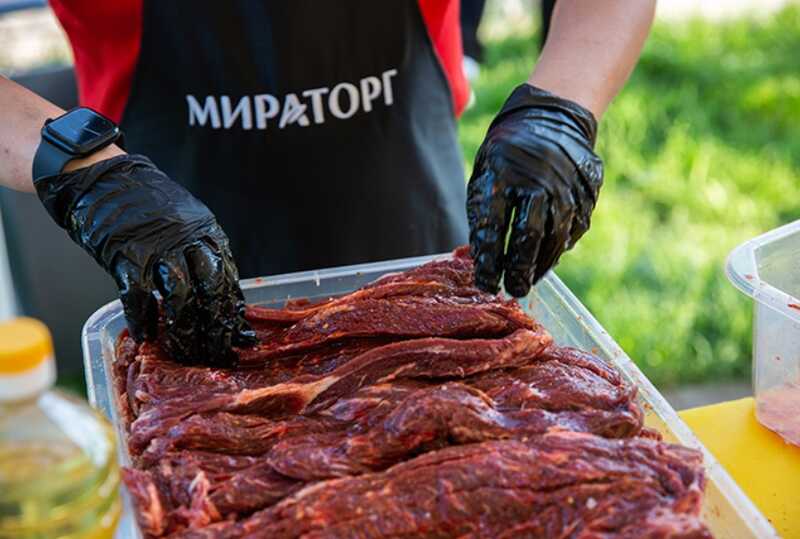Инфекция в шашлыке: россияне могут отравиться мясными продуктами от "Мираторга"