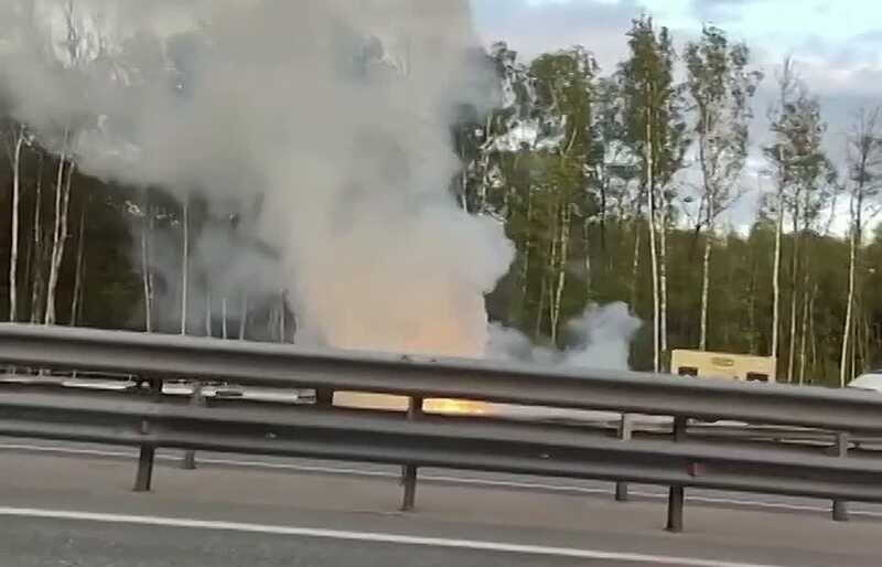На платной трассе в Подмосковье взорвался автомобиль после ДТП