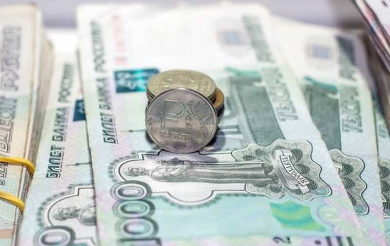 Рост зарплат в России замедляется вдвое на фоне стагнации экономики