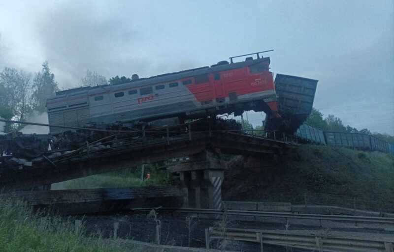 В Курской области рухнул железнодорожный мост
