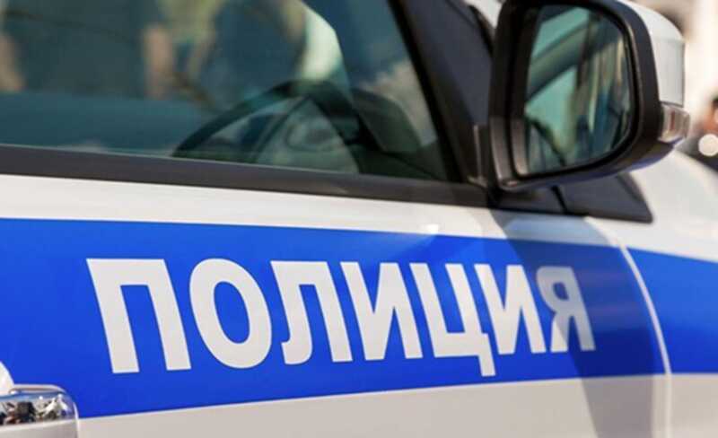 ФСБ и полиция проводят проверку подозрительного автомобиля в Москве на предмет наличия взрывчатых веществ