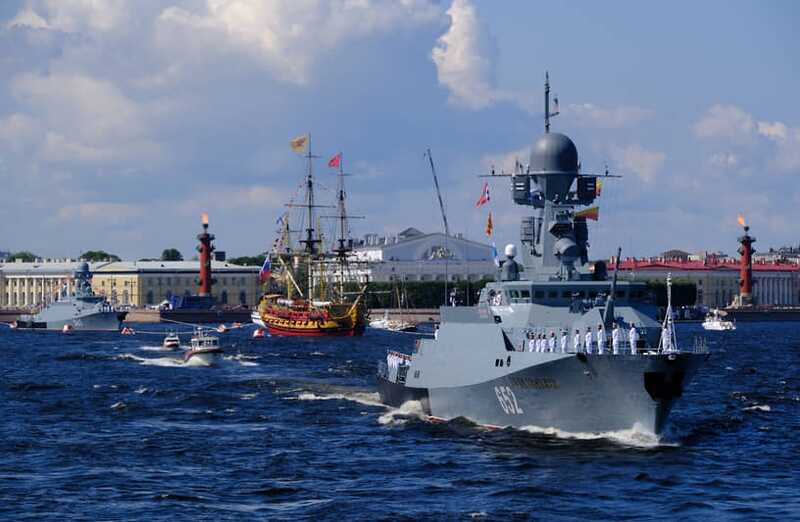 В Петербурге отменили военно-морской парад из-за соображений безопасности