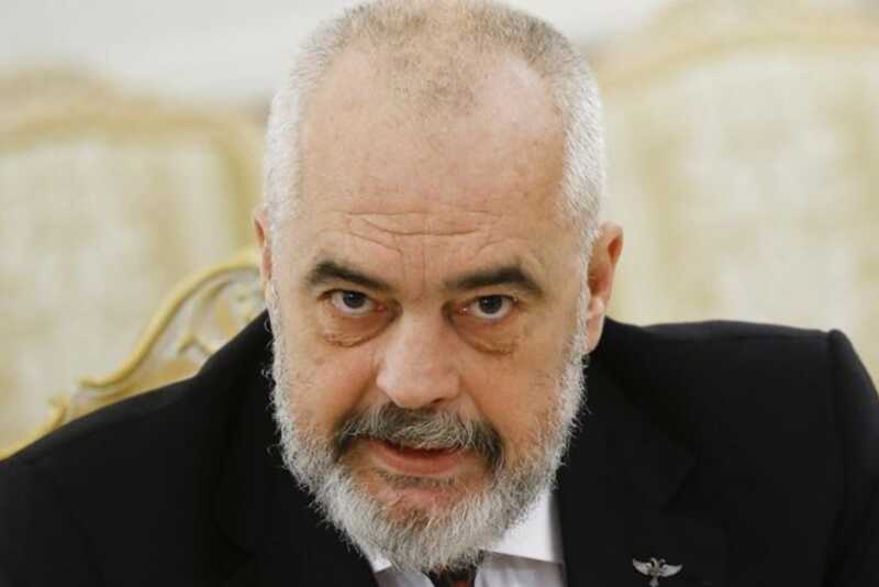 Премьер Албании вновь встал на колено перед Джорджией Мелони