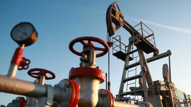 ЕС рассматривает введение «плавающего» потолка цен на нефть из России