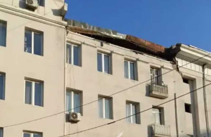 Фасад пятиэтажки рухнул в центре Тбилиси: есть погибшие
