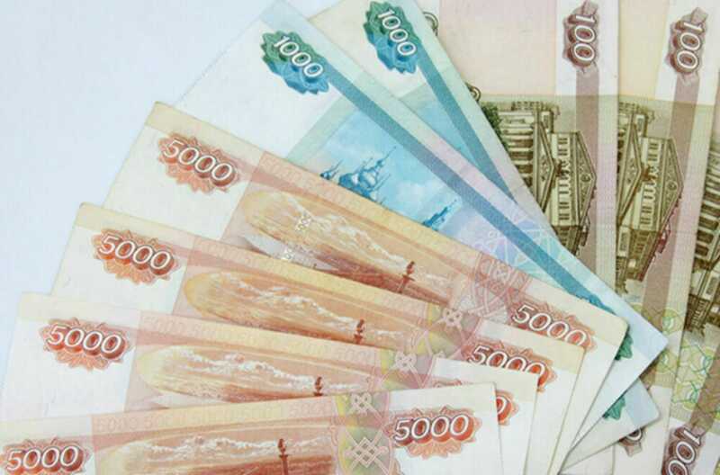 В Амурской области девушка выбросила 6 миллионов рублей из окна