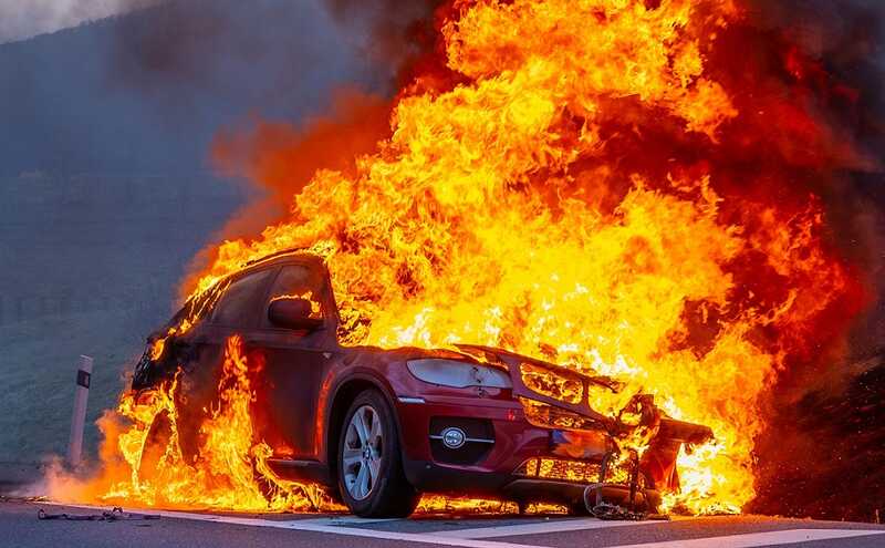 Смертельное ДТП в Краснодаре: автомобиль загорелся после столкновения с троллейбусом