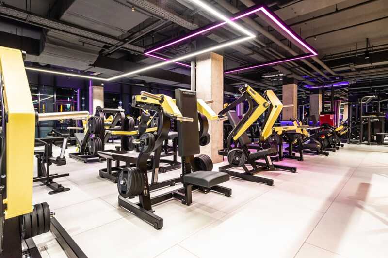 Бывшие сотрудники, работавшие тренерами в фитнес-клубе DDX Fitness, массово заявляют о неправомерных увольнениях