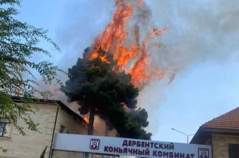 В Дербенте загорелась административная часть коньячного завода