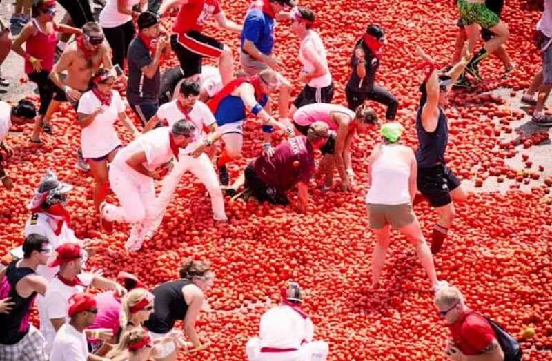 Испанцы обстреляли друг друга помидорами на ежегодном фестивале La Tomatina