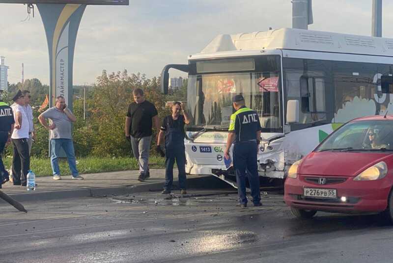 В Омске произошла авария с пассажирским автобусом