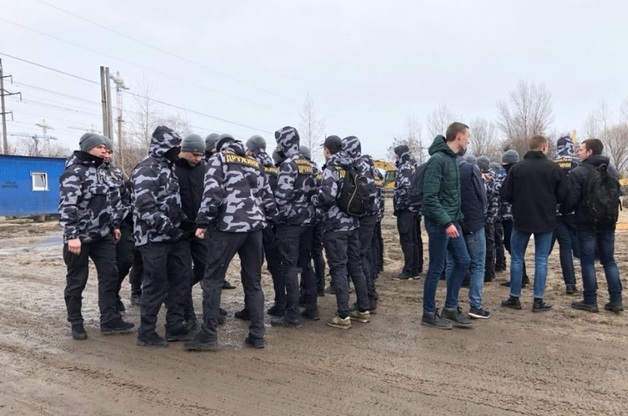 В Киеве попытались свалить забор возле строящейся электростанции при поддержке нацдружинников