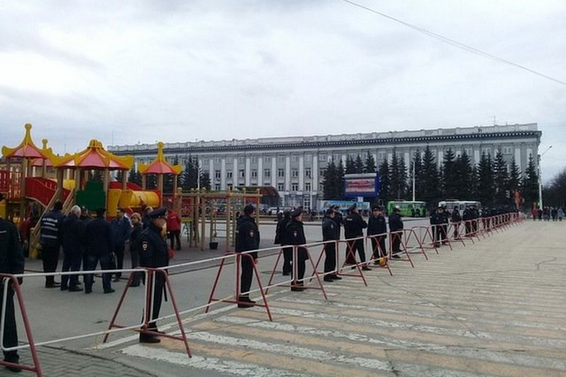 «Это настоящий беспредел силовиков». В Кемерове сорван митинг против Амана Тулеева