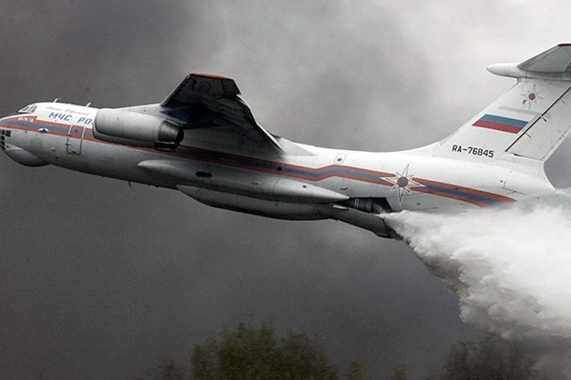 Самолет Ил-76 промахнулся и сбросил тонны воды на полицейских в Подмосковье